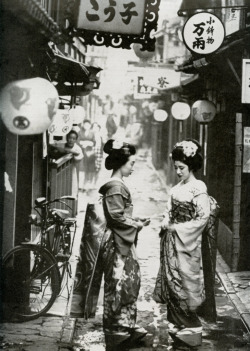 lostsplendor:  Ponto-cho Maiko, Kyoto c. 1961 by Burt Glinn (by Blue Ruin1) Maiko: Apprentice Geisha 
