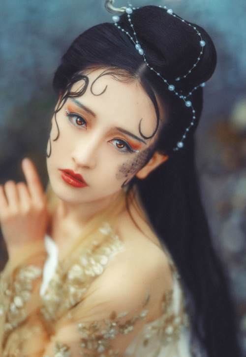 hanfugallery:青蛇 by 夏弃疾_ This photoset is a creative portrayal of the mythological snakes described i