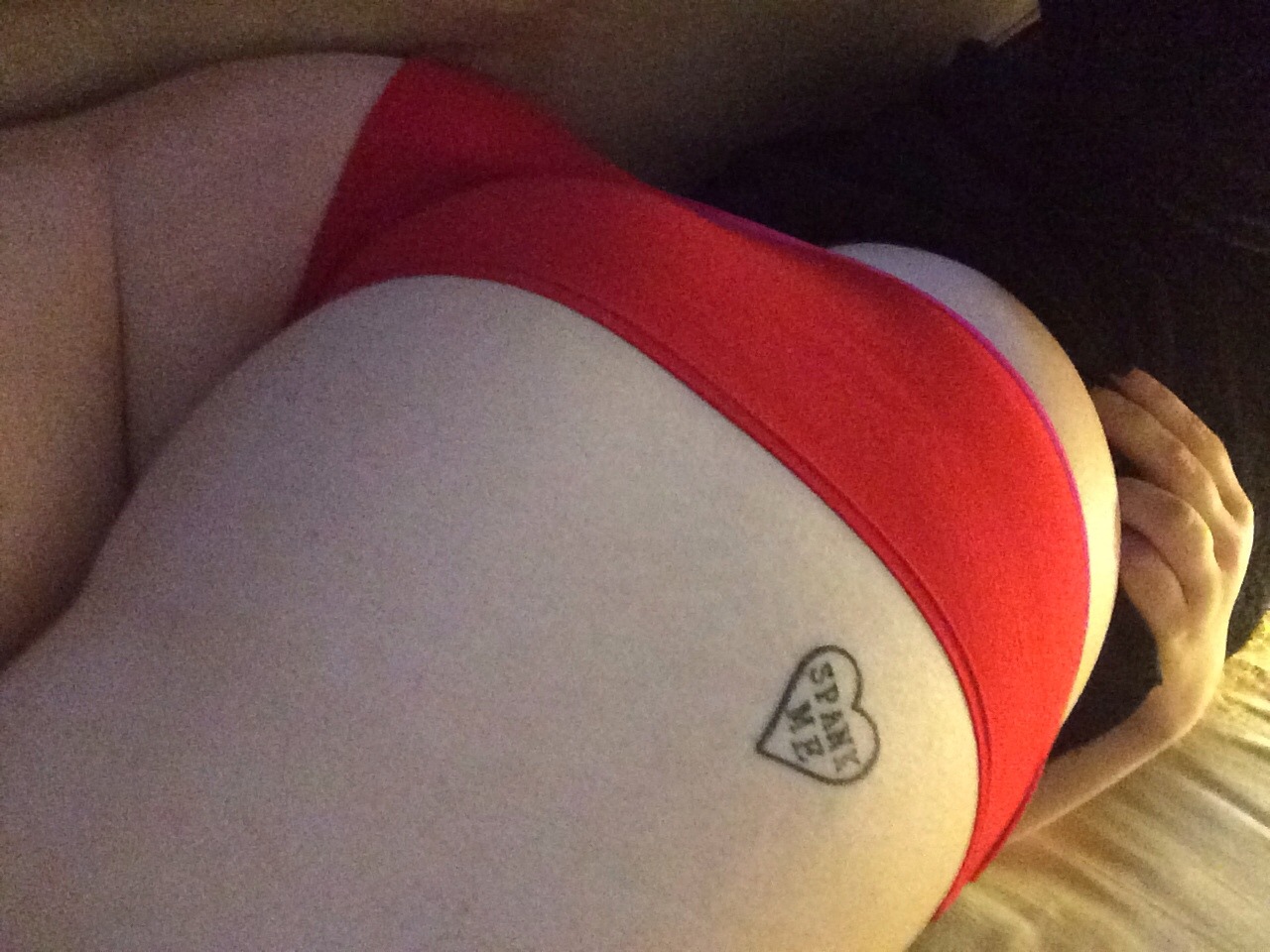 submissivefeminist:  b0dyofyears:  Frizzy haired girl seeking adorable boy to hang