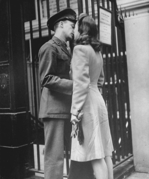 superbestiario:True Romance: The Heartache of Wartime Farewells, April 1943 by Alfred Eisenstaedt at