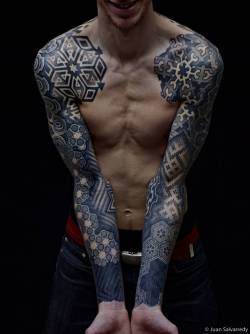 tatuajeshombres:  Mangas con motivos geométricos utilizando la técnica del puntillismo (Foto de Juan Salvarredy). Artista tatuador: Nazareno Tubaro