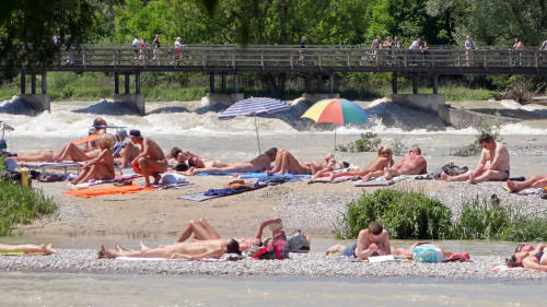 Mia san nackert - Nacktbaden in München endlich erlaubt. So ungefähr sind die britischen und US Pres