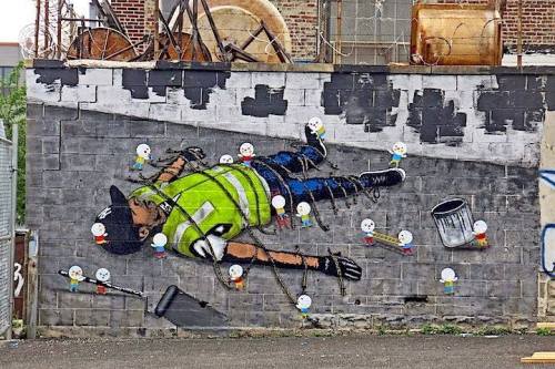 brooklynstreetart:  After the first one was buffed, this is “Gulliver 2.0”  By Icy And Sot & Sonni from not—banksy:  After the first one was buffed, this is “Gulliver 2.0”  By Icy And Sot & Sonni Location: Brooklyn, NYC 