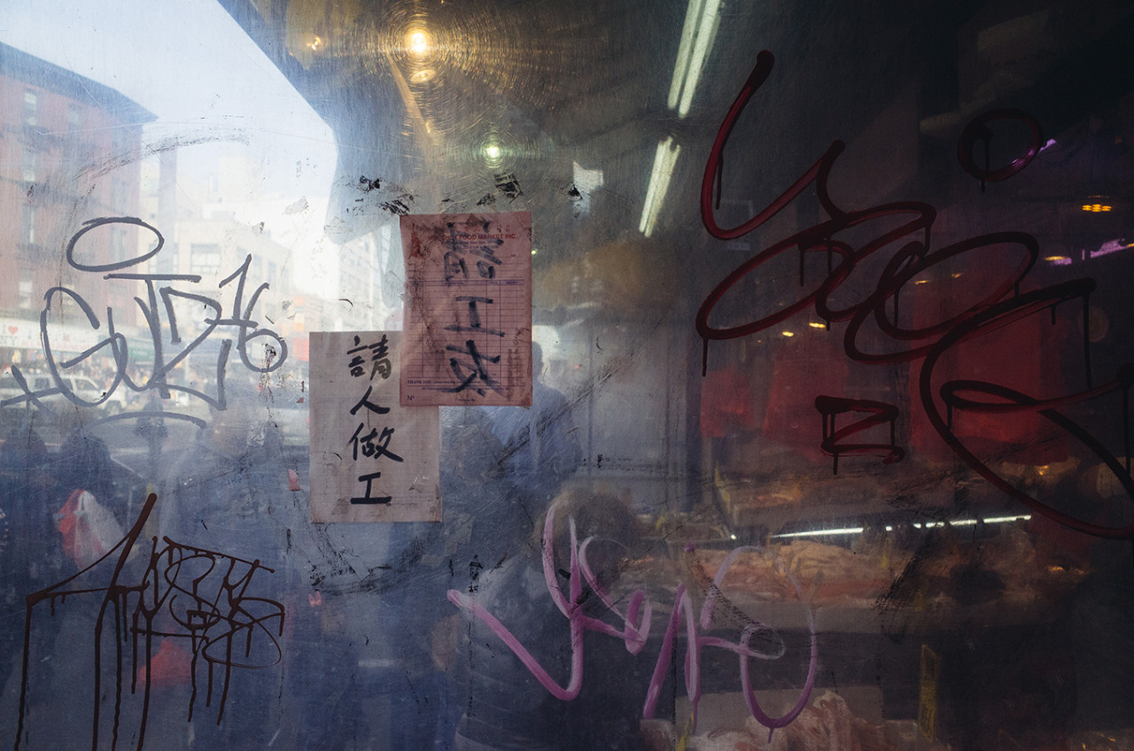 曼哈顿华埠
CHINATOWN
There is nothing quite like China Town.
Loud, noisy, and dirty, China Town represents the real New York.
It is a crush of humanity that is part tourist trap, part strip mall, and part dividing line.
Large crowds, noise, traffic, and...