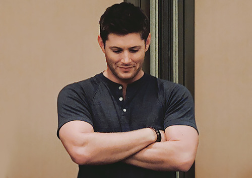 lovealways-j:jerkbitchidjitassbutt:dean-winchesters-bacon:rainbow-motors:DallasCon 2012 [x]@jerkbitc