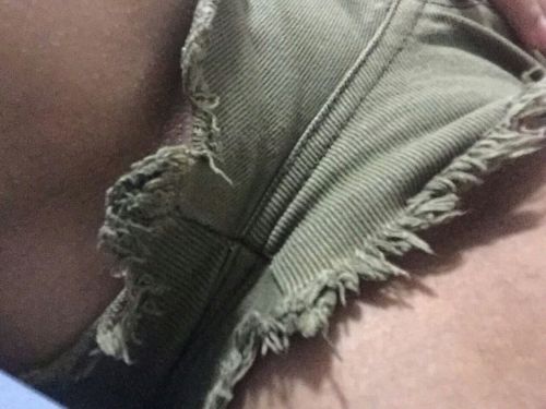 jackwahahaha: 今天是來自高雄的22歲淫蕩妹投稿!身高163 C超短熱褲露出美味鮑魚等等還有影片!!請大家多多意淫! 女孩在旁偷看喔! 