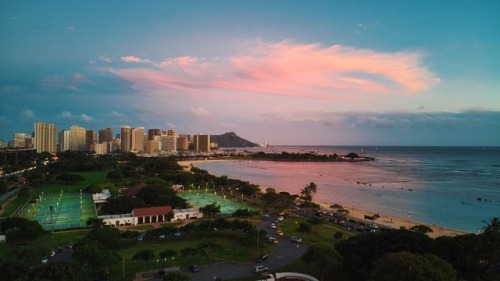 A little golden hour fun with the #MavicAir at Ala Moana Beach Park. #honolulu #diamondhead #sunset 