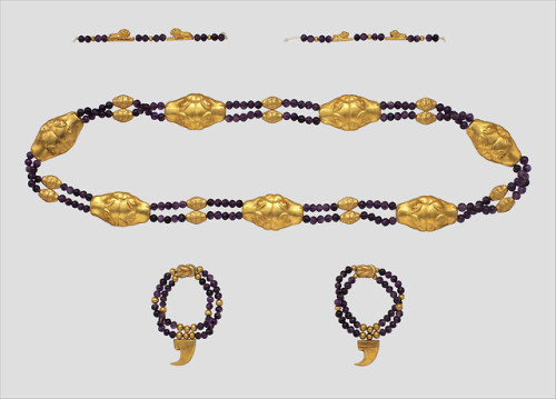 historyarchaeologyartefacts:Feline themed Girdle, Anklets and Bracelets made from gold and amethysts