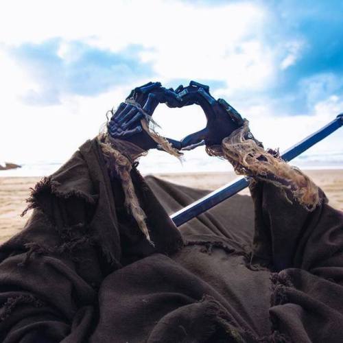 auntiewarhol:  sixpenceee:  The Swim Reaper, sometimes the grim reaper needs a vacation too!  live laugh love 
