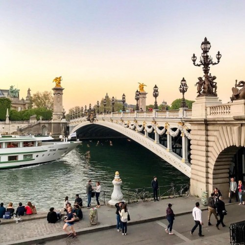 Golden hour on Pont Alexandre III#favst #pontalexandreiii #parisiansunset #thebespokedudesinparis 