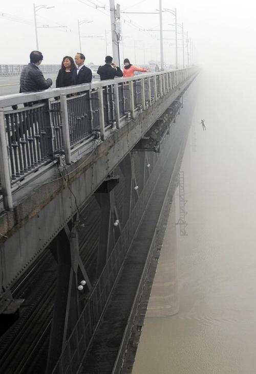 A chinese photographer captures moment suicide couple jump off 40 metre high bridgevia