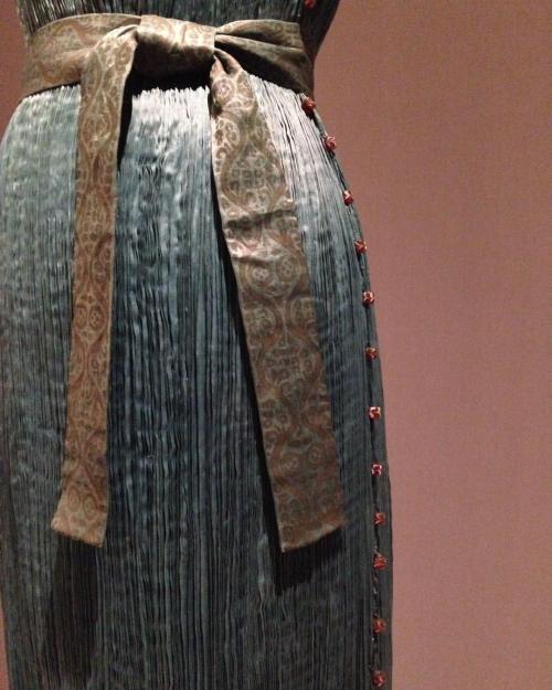 Mariano Fortuny. 1932, haute couture. Hand pleated, and hand sewn silk charmeuse, with Venetian glas