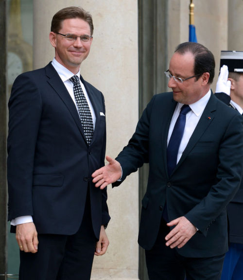 monobeartheater: jeedies: roooothakers: tastefullyoffensive: The President of France Getting Left Ha