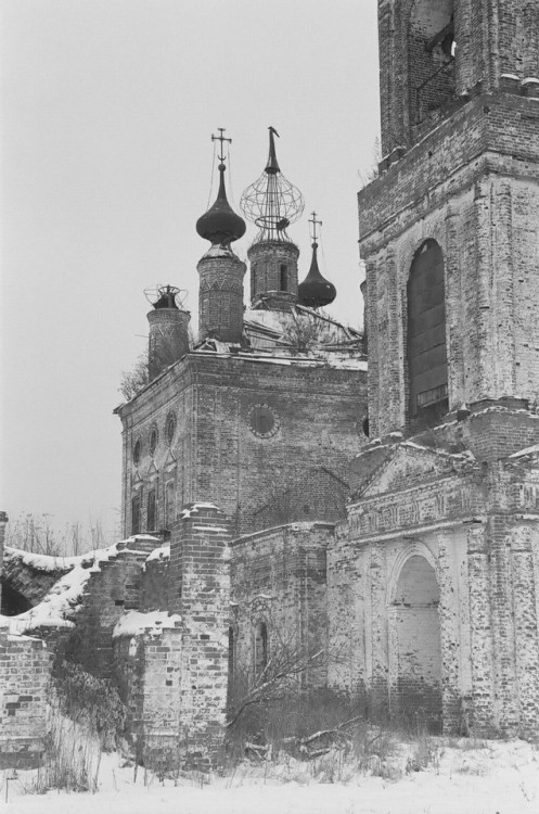 abandonedandurbex:Abandoned church in the district of Suzdal [700x1056]