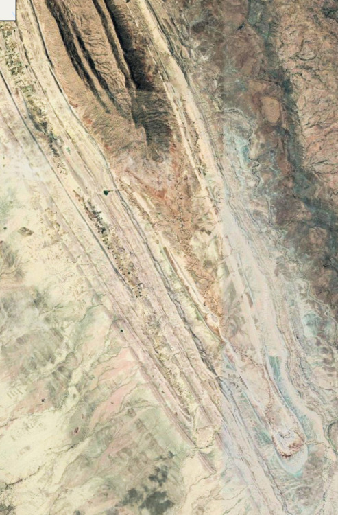 geologicaltravels:2014: Plunging anticlinal structures SW of Barkhan in Pakistan, shot from flight B
