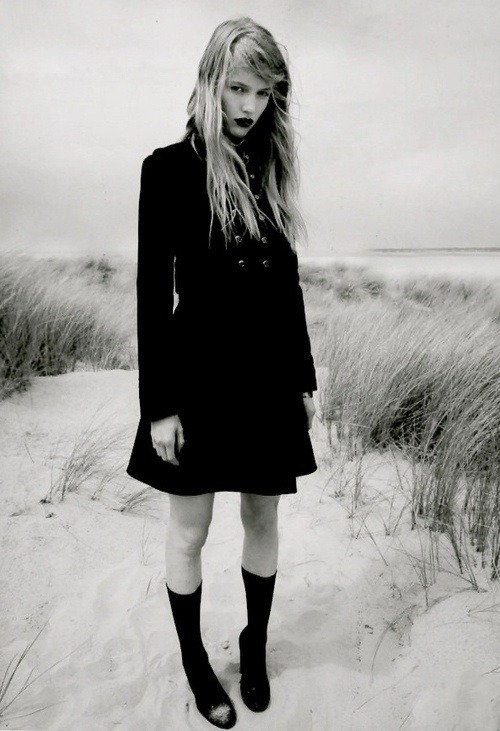 chronicallynocturnal:  Hanna Wahmer in Lula by Sofia Sanchez and Mauro Mongiello