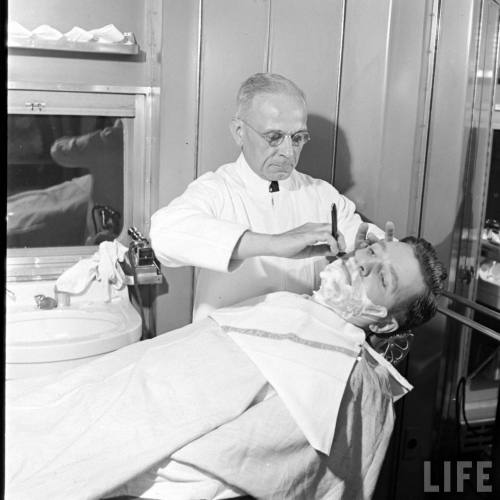 Shave aboard the 20th Century Limited(Alfred Eisenstaedt. 1941)