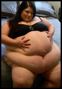 garyplv:  lovemlarge:Wide, big belly! Gorgeous