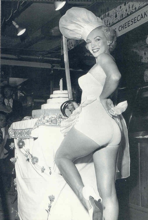 curvyhotgirls:Marilyn Cheescake Queen -  1952