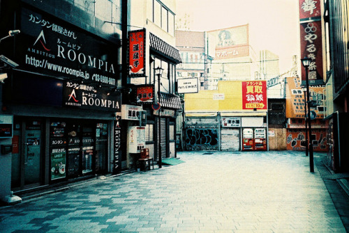 Sunday Morning - Shinjuku by Shoji Kawabata. a.k.a. strange_ojisan on Flickr.