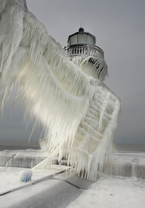 txkyolights:Frozen lighthouse on Lake Michigan Shore