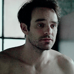 : mussy-haired matt murdock (｡♥‿♥｡)