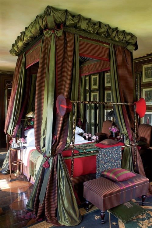 Old Fashioned Canopy Beds