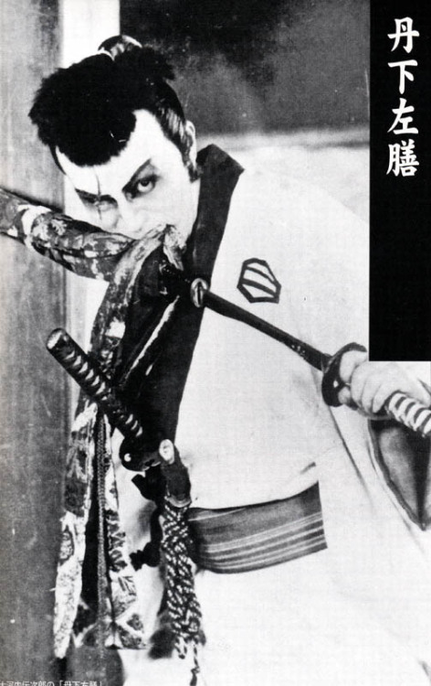 Tange Sazen, the one-eyed, one-armed ronin, and his signature move - holding the scabbard in his tee