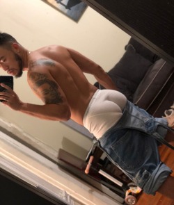 briannieh:  in my crib waiting for the new episode of AHS to start. What are you guys dressing up as for Halloween? I still need ideas 😩 follow me on Instagram: Briannieh1