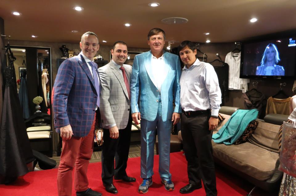 Ever wonder where Craig Sager gets some of his fabulous suits? Well, wonder no more… Pablo from REX Fabrics was kind enough to send along this picture of Craig taken in the REX Fabrics store!
(They are also the masterminds behind the pink plaid suit...