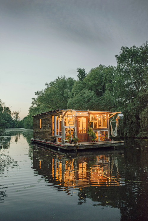 keepingitneutral: Claudius Schulze Houseboat, “Rock the Boat,” Gestalten Photograph