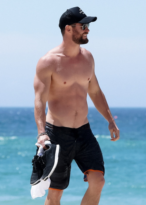 chrishemswrth:CHRIS HEMSWORTH in Byron Bay, Australia (October 13, 2017) 