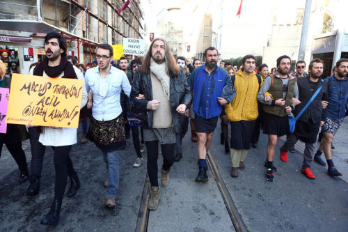 tobediyenateist:bendiss:İstanbul/Tasim 21.02.2015 günü Özgecan için erkeklerin düzenlediği yürüyüş…Fazla güzelsiniz…:’)
