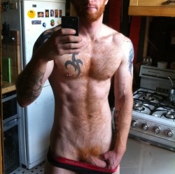 realmenstink:  SOMETHING RED HOT IN THE KITCHEN !!!
