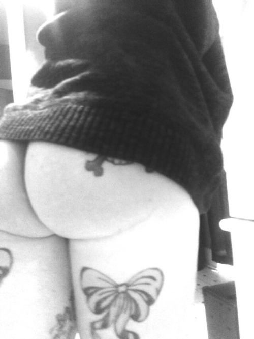 nakedbrokendoll666:  Haven’t posted a pic in a while so here’s my lil butt