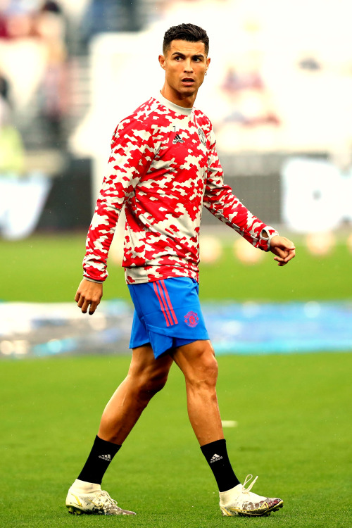 Cristiano Ronaldo warms up ahead of the match between West Ham United and Manchester United