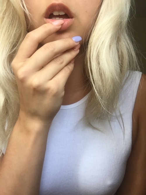 sunshine–babydoll: @teenyaurora told me I need to take nudes to show off my new nails
