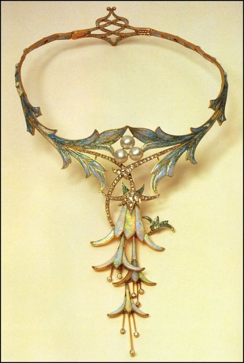 fawnvelveteen:Necklace designed by Alphonse Mucha and made by jeweler Gorges Fouquet (1905)