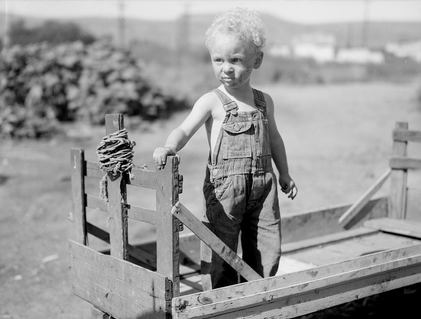 losetheboyfriend:  Child of migratory worker. Yakima, Washington; captured by Arthur