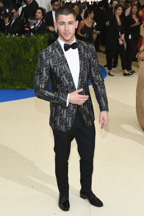 Nick Jonas in a graphic Art Deco jacquard dinner jacket and tuxedo pants from Ralph Lauren Purp