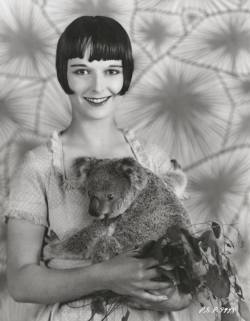 cobblestonestreet:Louise Brooks, holding