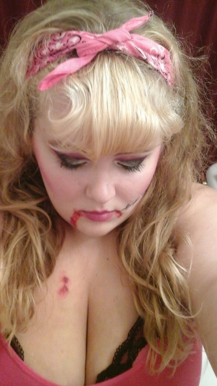 a-god-awful-small-affair:  Even dead pin up girls like feeling special💖