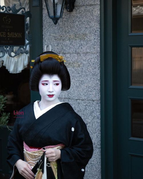 Geiko Umehina during her erikae(SOURCE)