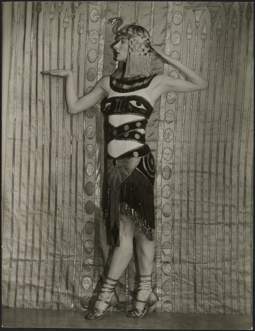 Tänzerin Nina PayneAtelier Willinger :: Bewegungsstudie der Tänzerin Nina Payne, 1920s.| src Theater
