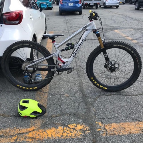 tsurun: 本来の140mmフォークになりました。 サドルベタ下げがかっこ悪い！ (Fujiten Snow Resort) このヘルメットなんですか？
