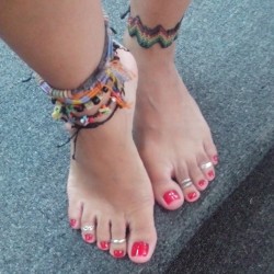 wvfootfetish:  Sexy feet!!! Man those toe