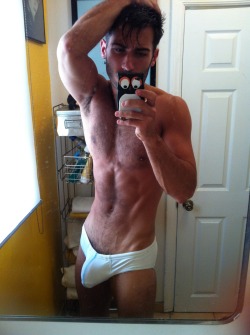 jockzone:   Don’t be alone tonight Android: http://bit.ly/1cAsqZi    iOS: http://bit.ly/17sSrDH 