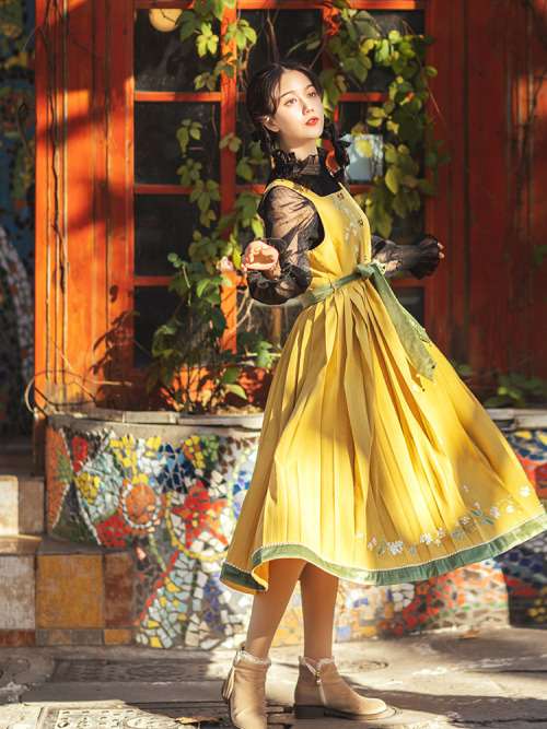 fouryearsofshades:hanfu-inspired dress by 花朝记. Inspired by 主腰zhuyao and 马面裙mamianqun. 