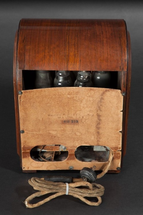 Emerson Model AU-213 Mini Tombstone Radio (USA, 1938)The cabinet was created for Emerson by the E. I