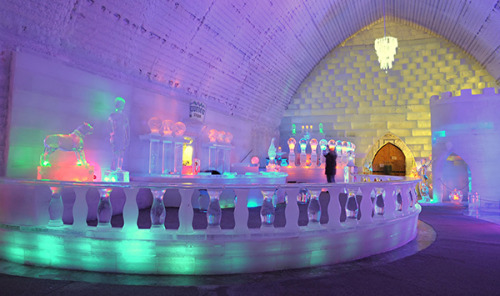 sleazeburger:Hotel DeGlace ice hotel in Quebec